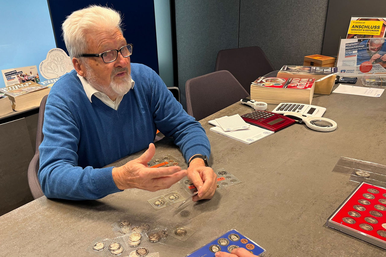 Münzhändler Peter Freund bei der Begutachtung von Münzen in der Filiale Bruchsal.