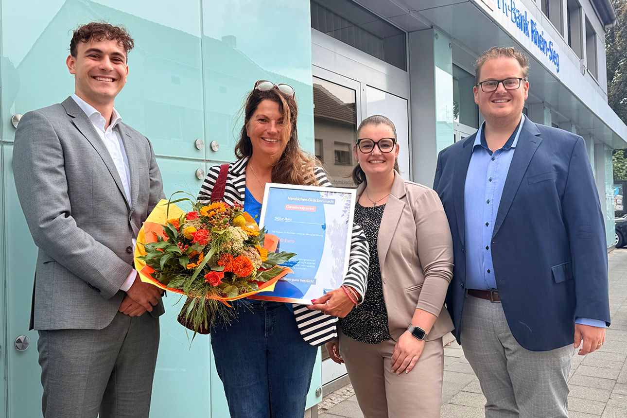 Sabine Rau gewinnt 5.000 Euro beim Gewinnsparen