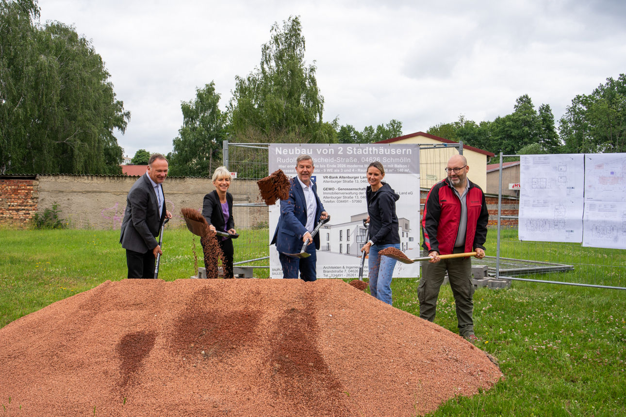 Fünf Personen führen einen symbolischen Spatenstich aus.