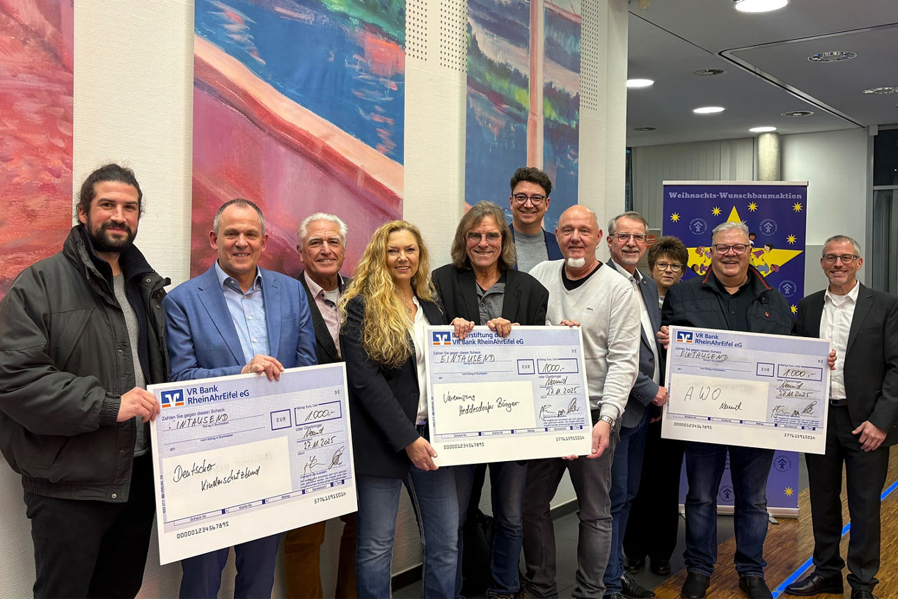Zehn Personen übergeben drei Spendenschecks à 1.000 Euro von der VR Bank RheinAhrEifel eG an lokale Vereine