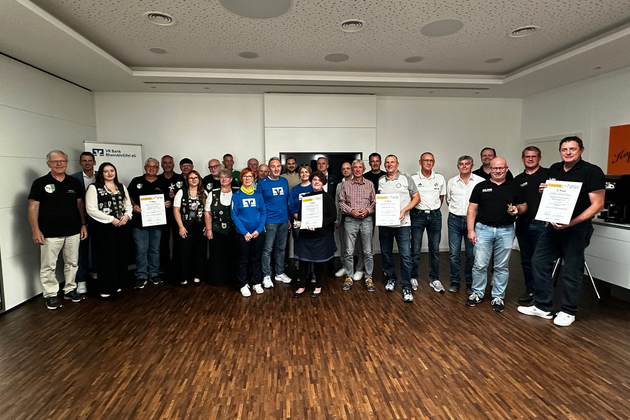 Großes Gruppenfoto von rund 30 Vereinsvertreterinnen und -vertretern unterschiedlichen Alters