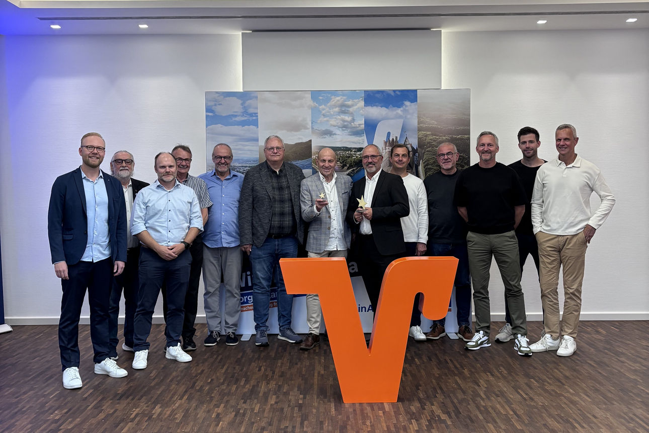 Zwölf Personen mit goldenen Stern-Trophäen und großem VR-Logo bei der „Sterne des Sports“-Preisverleihung