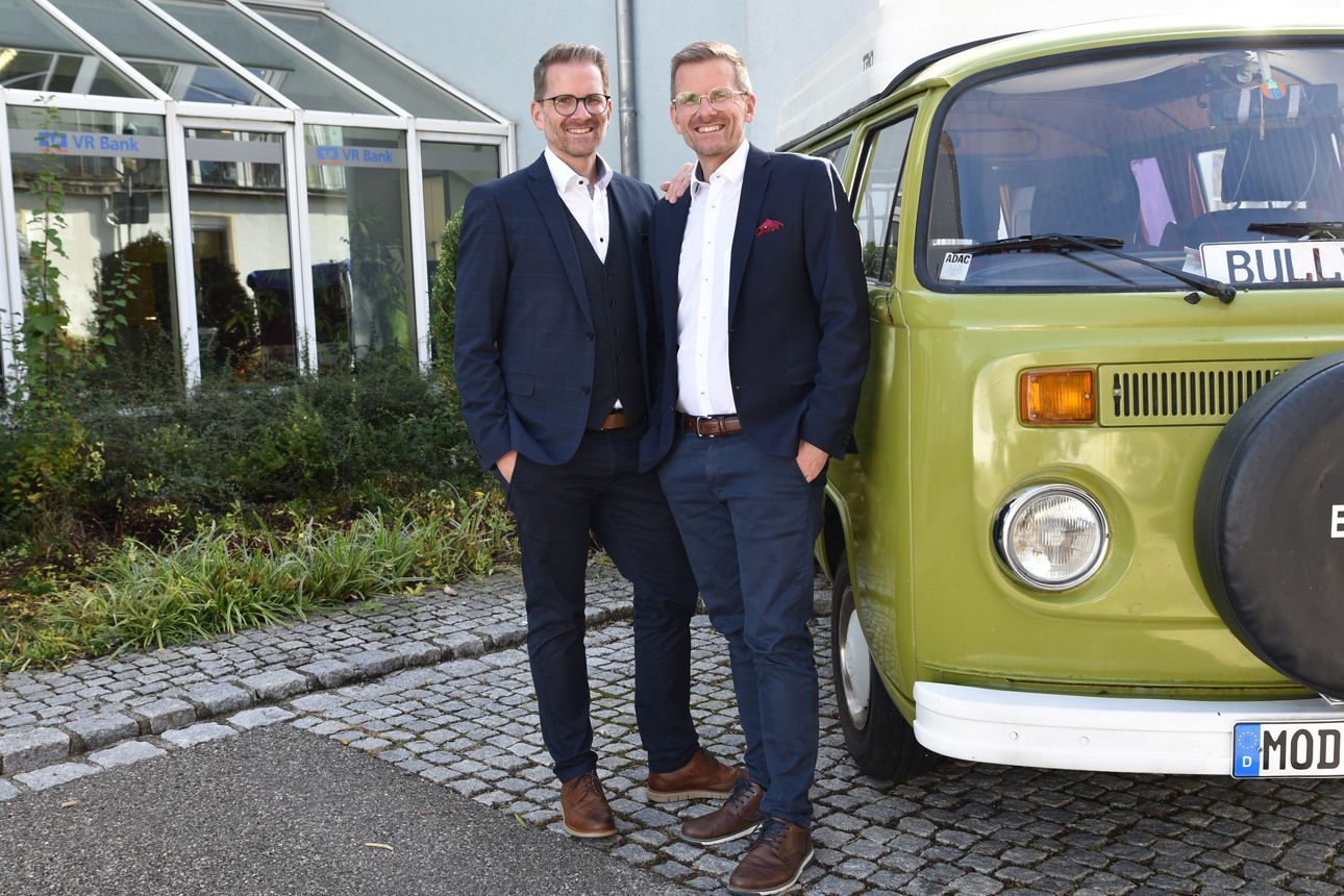 Florian Hafner (rechts) mit seinem Bruder Tobias und seinem VW Bulli T2, mit dem er gerne in die Berge fährt. Wandern und Rad