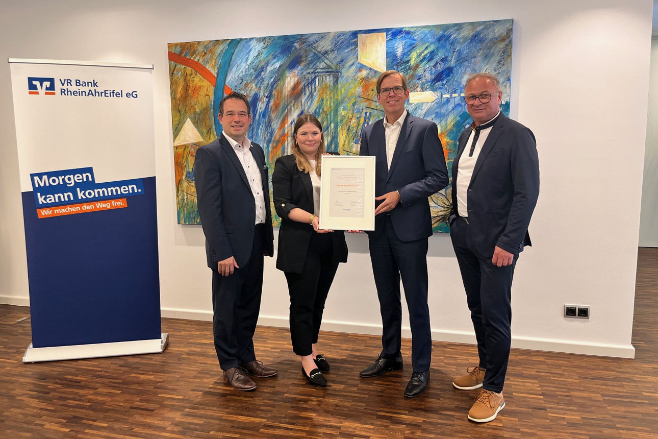 Auf dem Pressefoto.: Im Rahmen eines gemeinsamen Termins in Mayen nahmen Thomas Klassmann, Direktor des Regionalmarktes Eifel