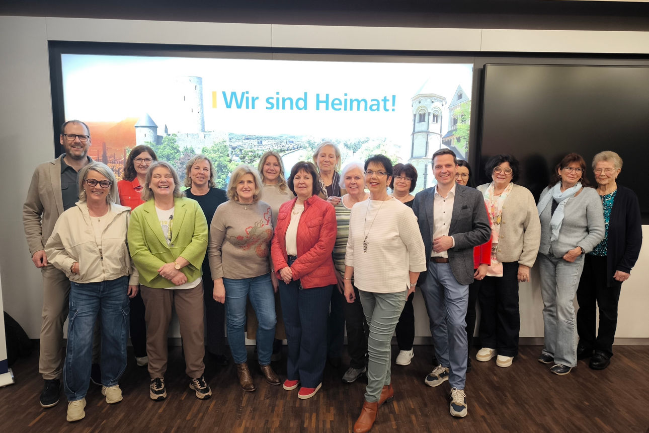 Unternehmerfrauen im Handwerk bei Veranstaltung vor Leinwand mit Slogan „Wir sind Heimat!"