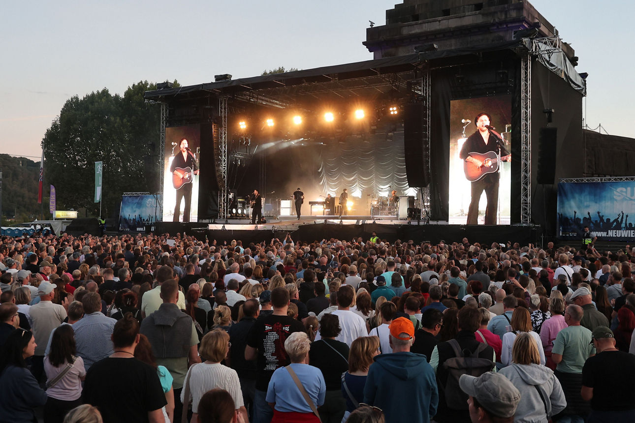 Open-Air-Konzert beim VR Kaiserfestival in Neuwied mit zahlreichen Besucherinnen und Besuchern vor der beleuchteten Bühne.