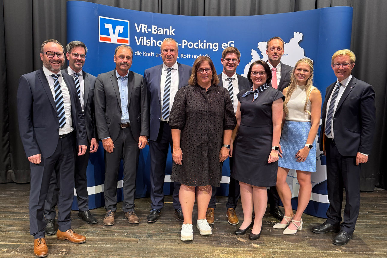 Aufsichtsrat und Vorstand der Bank mit GVB-Verbandsprüferin