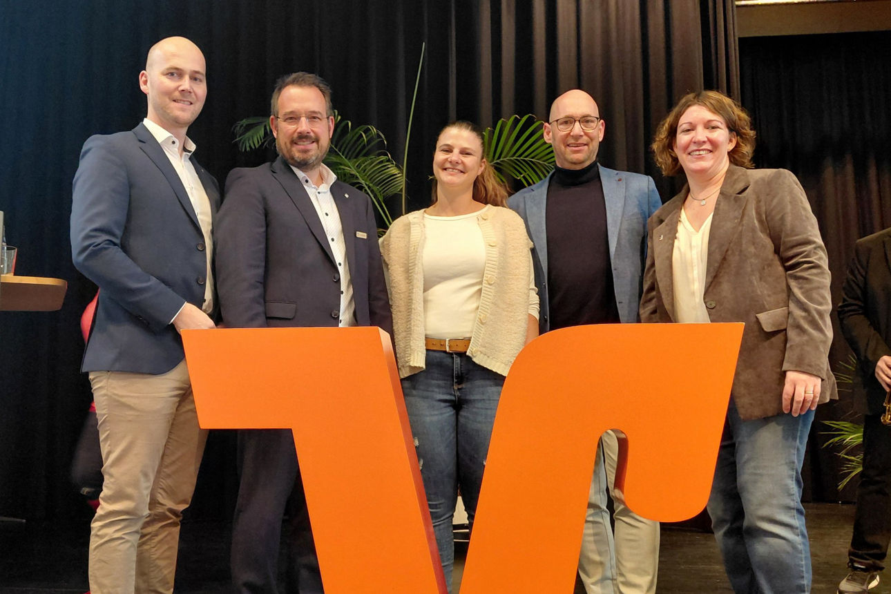 Das Bild zeigt eine Gruppe von Personen auf der Bühne