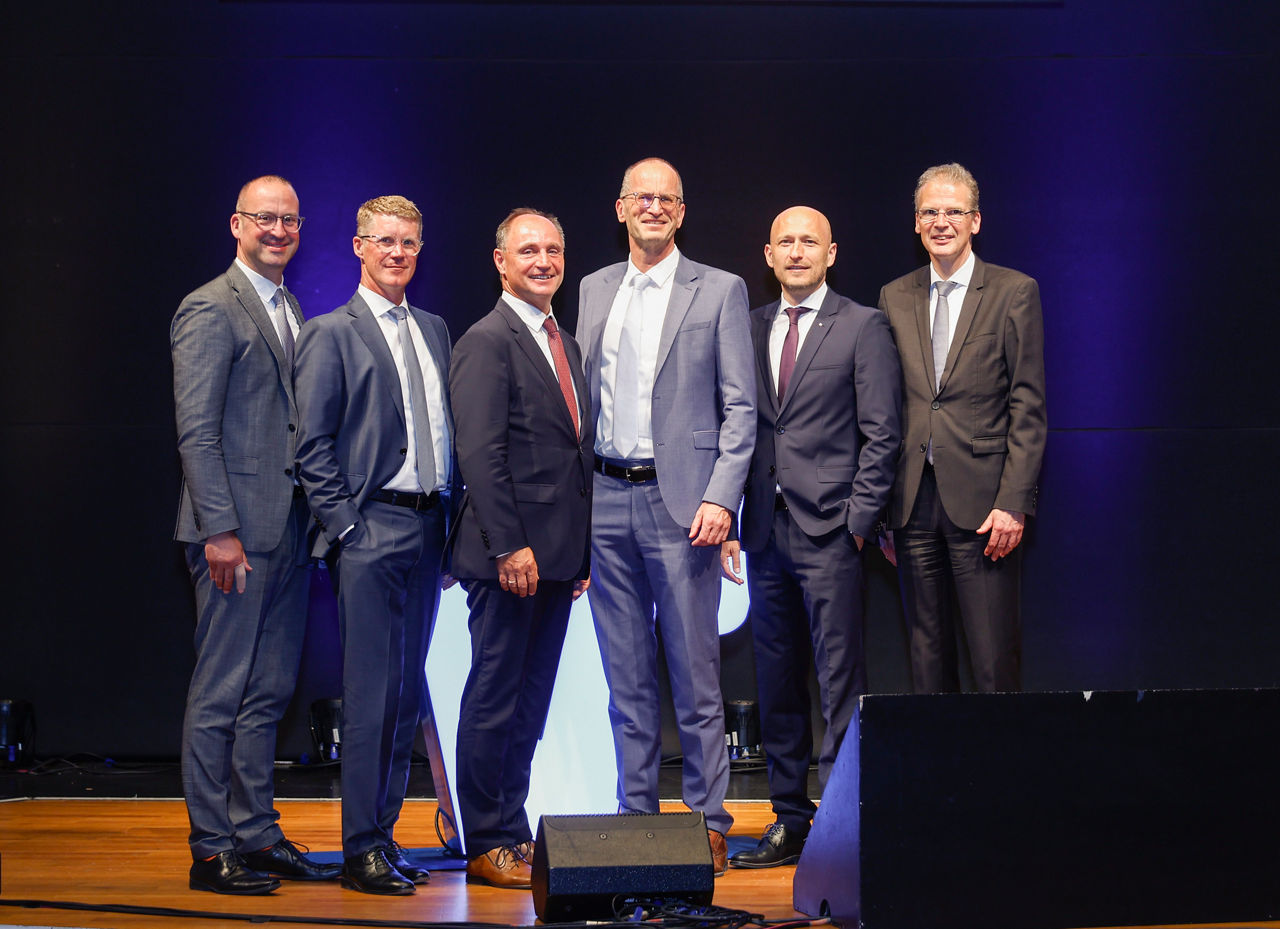 Gruppenbild unserer sechs Vorstände bei der Vertreterversammlung 2025 in Wiesloch.