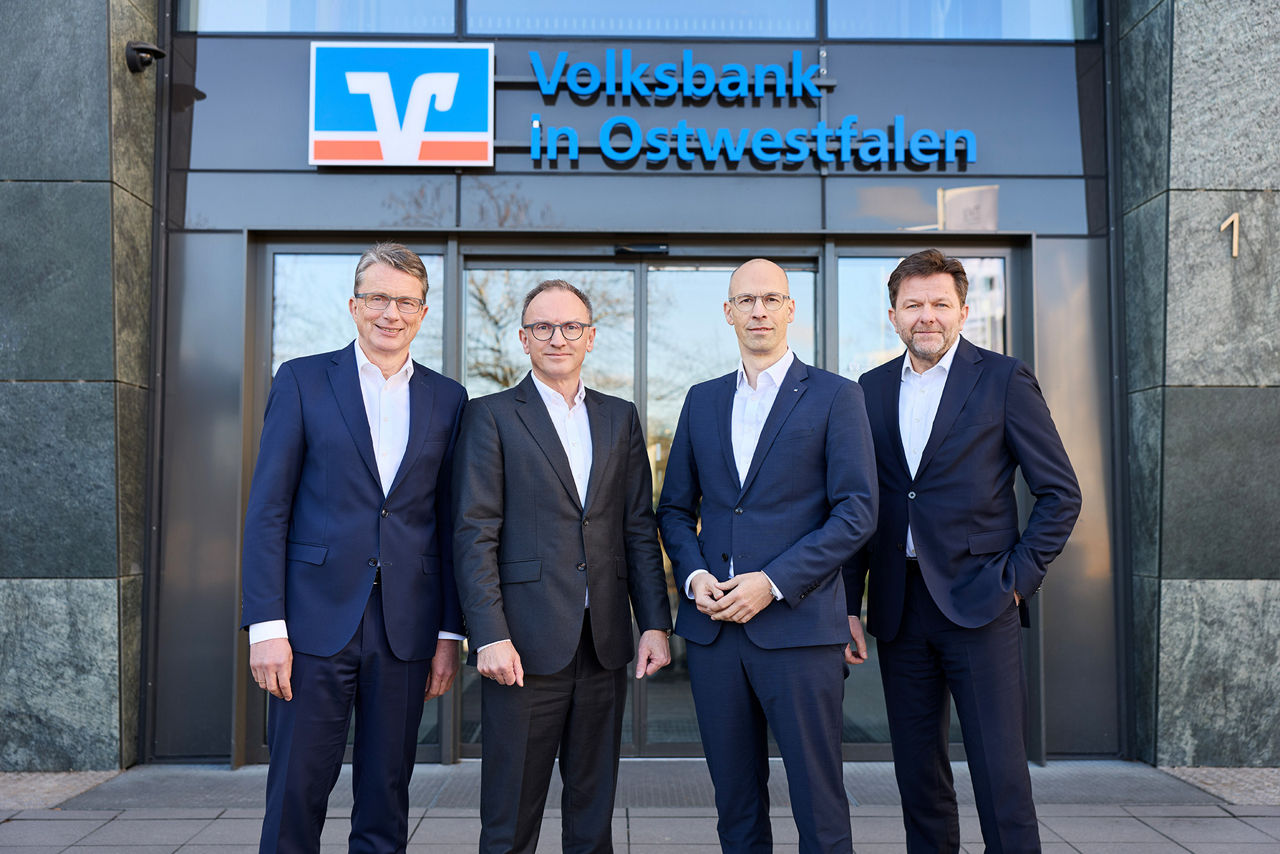 Der Vorstand der Volksbank in Ostwestfalen: Vorstandsvorsitzender Michael Deitert, Oliver Ohm, Thomas Mühlhausen, Peter Scherf (v.l.)