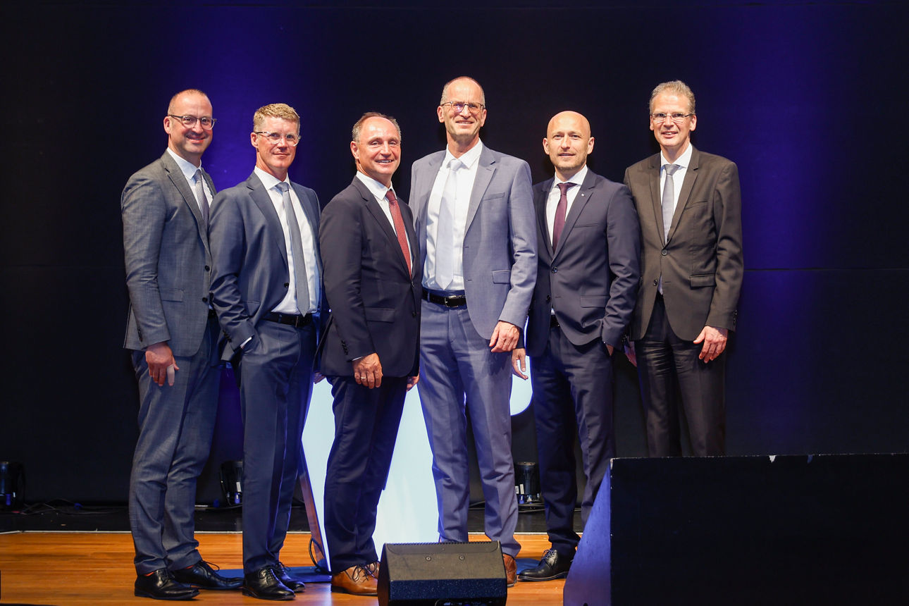 Gruppenbild unserer sechs Vorstände bei der Vertreterversammlung 2025 in Wiesloch.