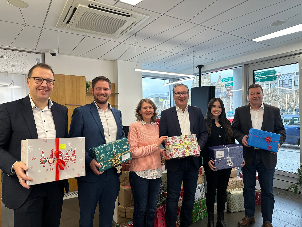 Männer und Frauen mit Geschenken