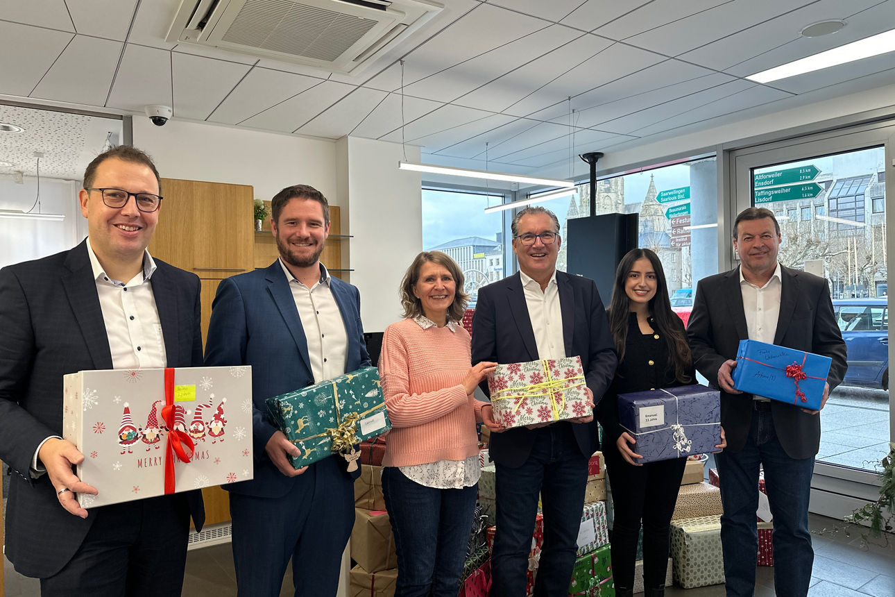 Männer und Frauen mit Geschenken