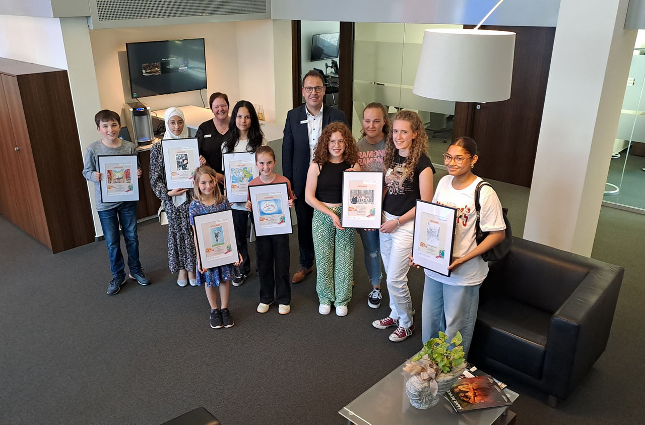 Kinder und Mann bei Urkundenübergabe