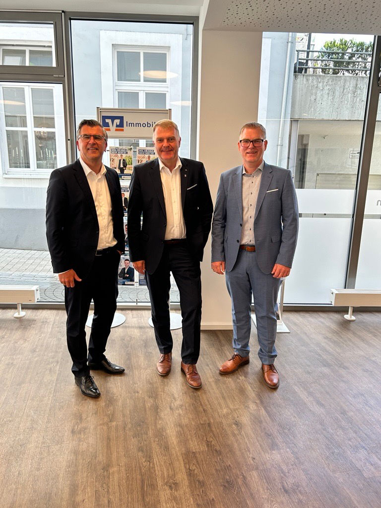 Dr. Oliver Altenhövel (links) und Andreas Howe (rechts) sowie Jürgen Feistmann (Mitte).