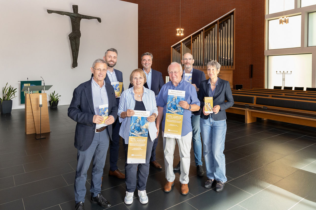 Gruppenfoto innerhalb einer Kirche. 7 Personen halten Flyer und Werbematerial zur Veranstaltung Kunst entdeckt Kirche in die Kamera. Darunter auch unser Vorstand Jörg Lott.