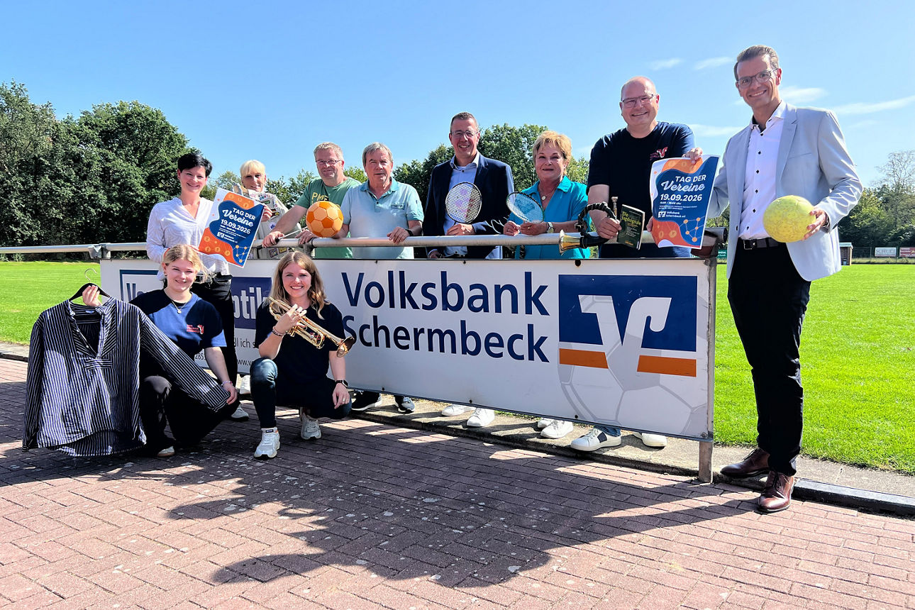 Gruppenbild  am TUS Gahlen vor einem Volksbank Schermbeck Banner