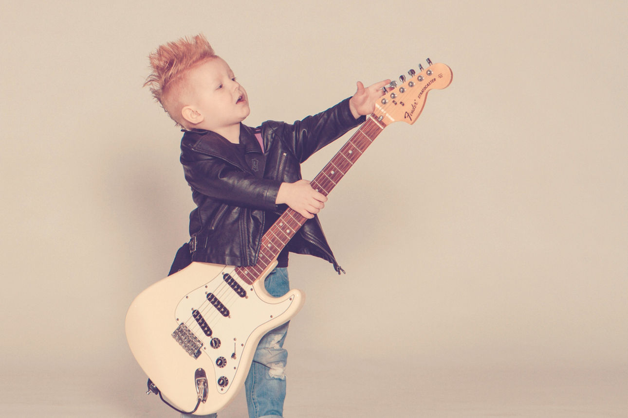 Kind mit Gitarre