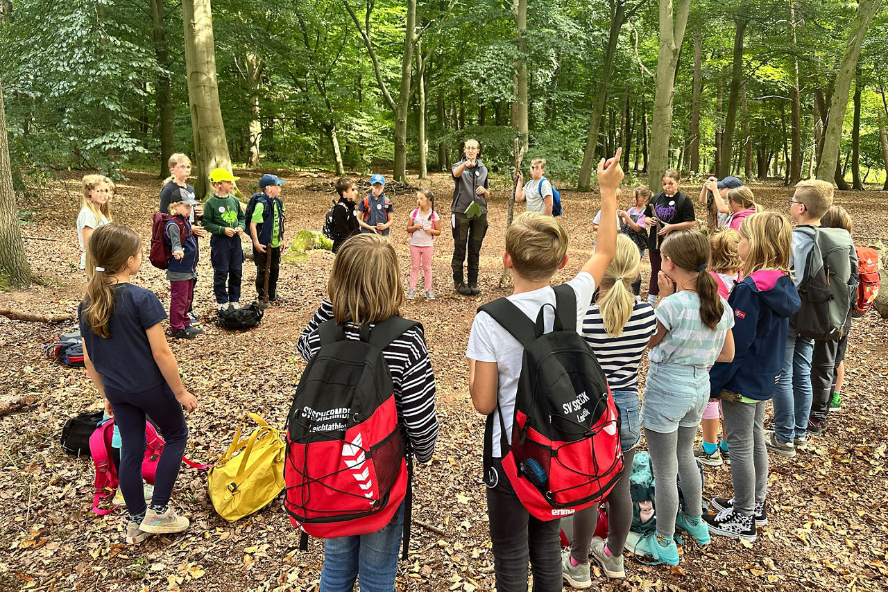 Kinder stehen im Volksbank Wald im Kreis. 