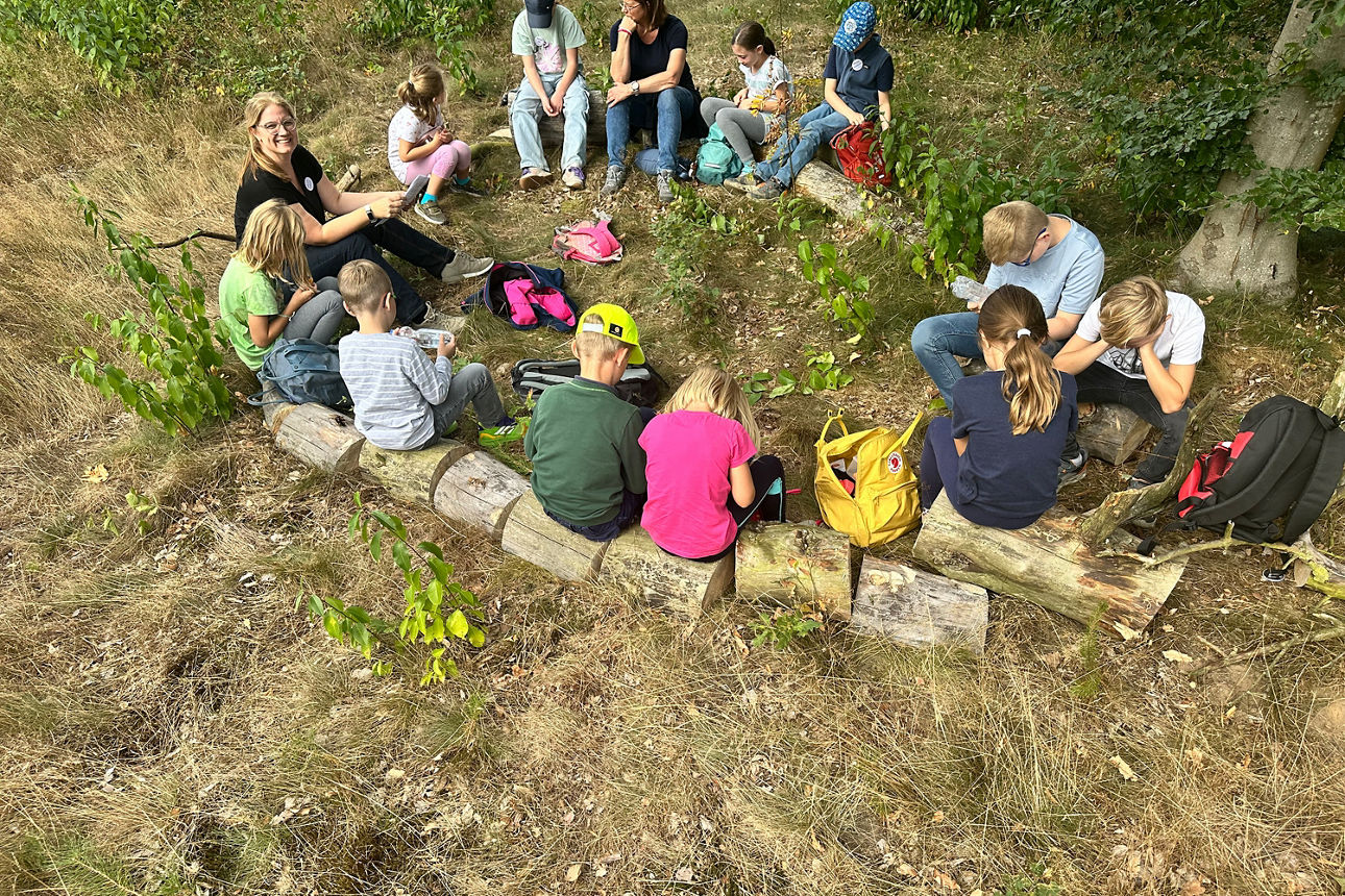 Sitzkreis im Wald.