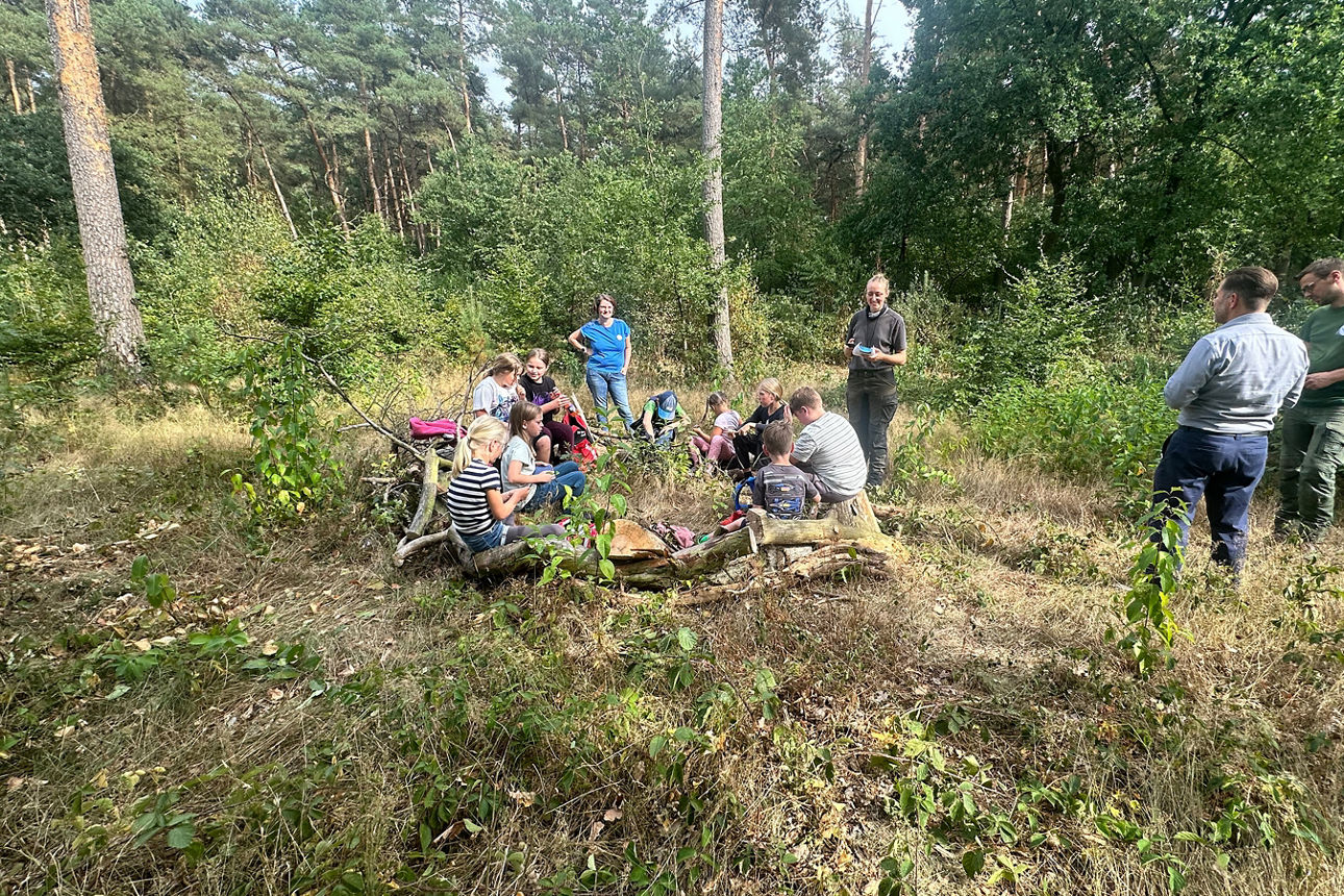 Pause im Sitzkreis auf Hölzern.