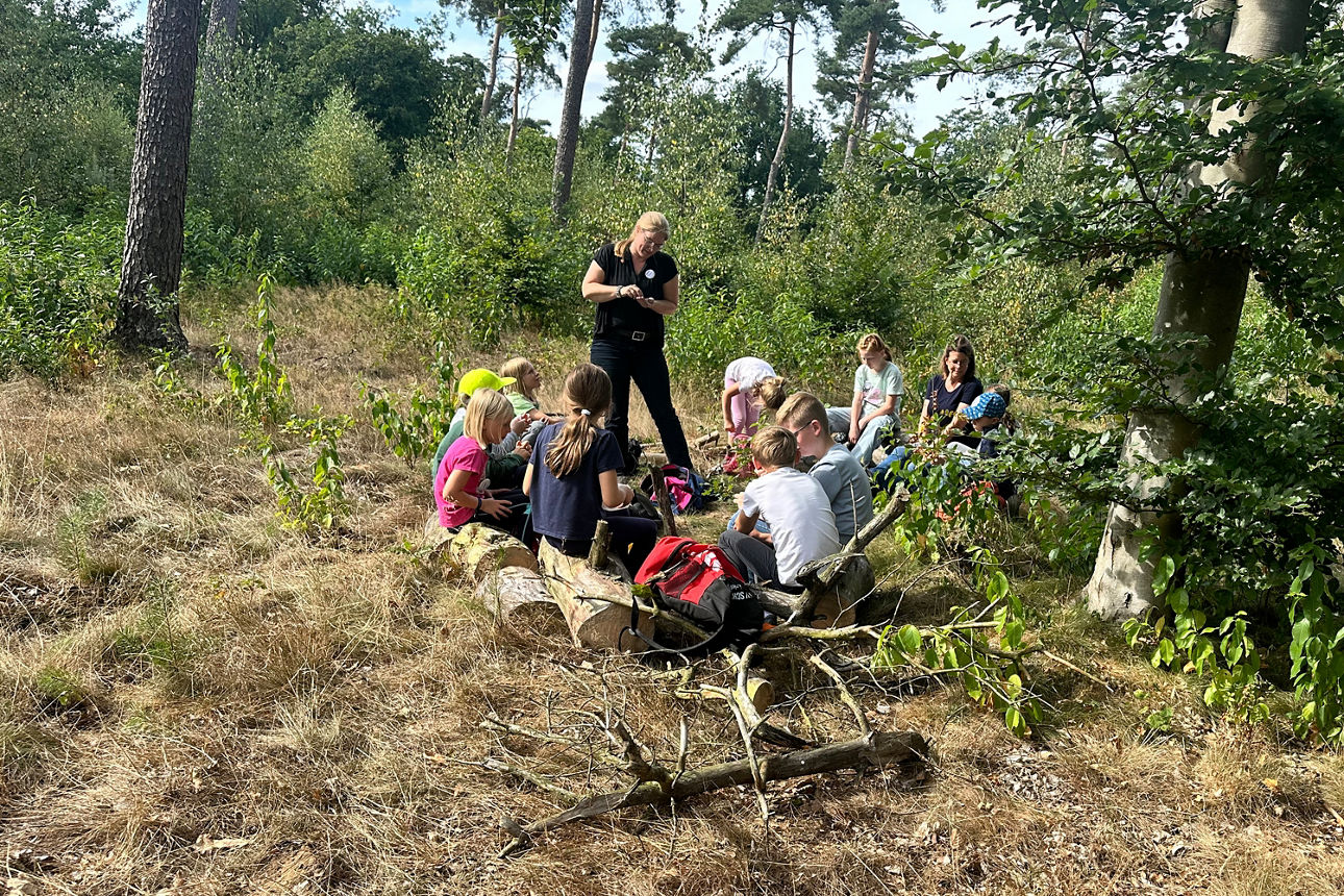 Kleiner Sitzkreis in der Sonne.