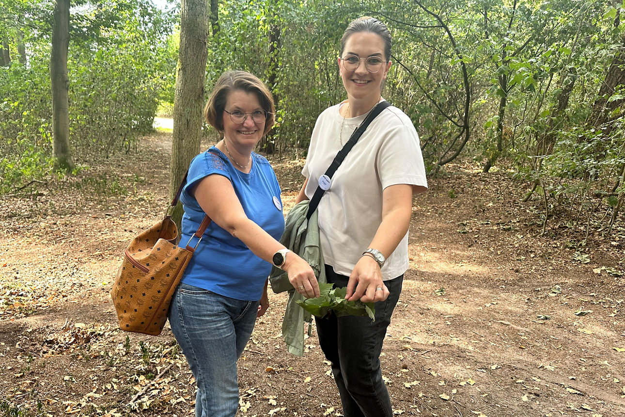 Zwei Frauen Halten ein Ast 