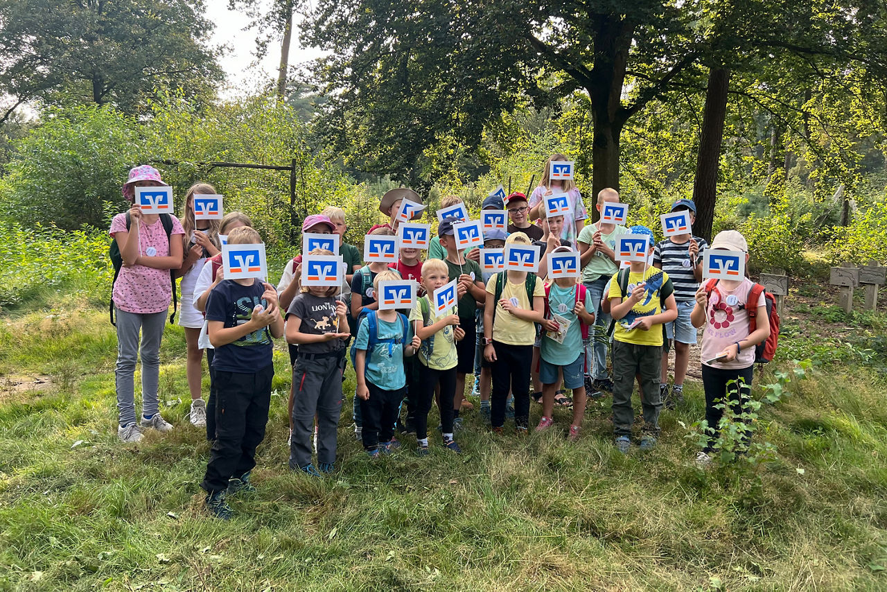 Eine Gruppe Kinder im Wald