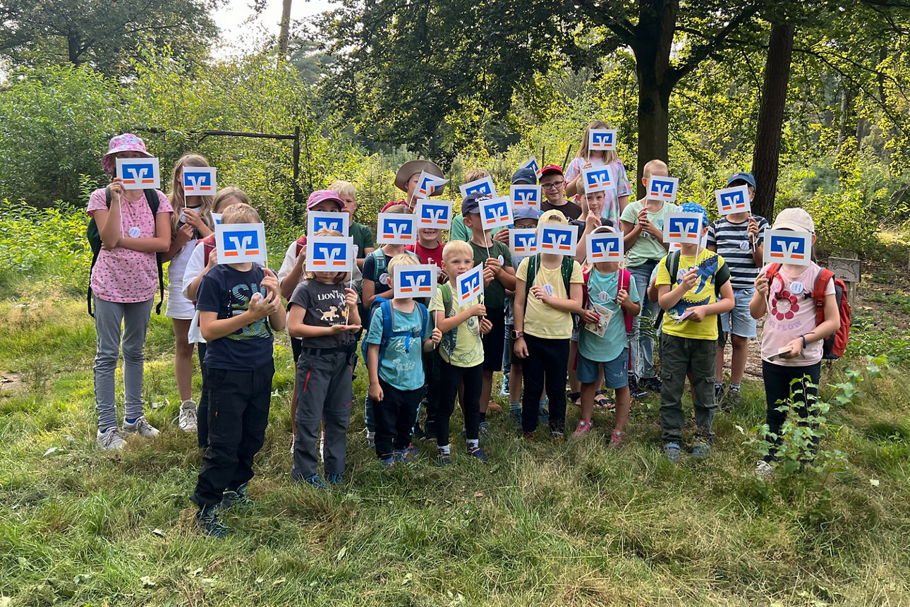 Eine Gruppe Kinder im Wald