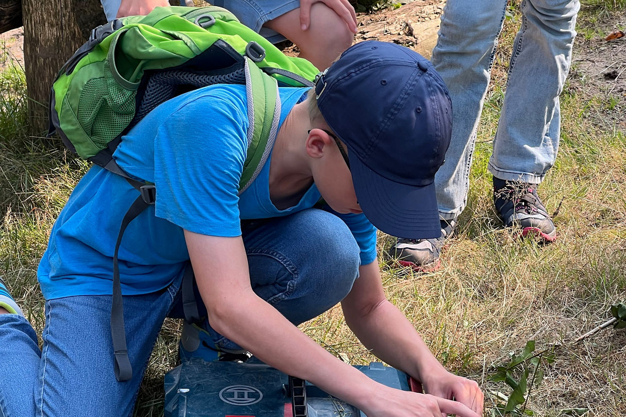 Kind packt Schatz aus