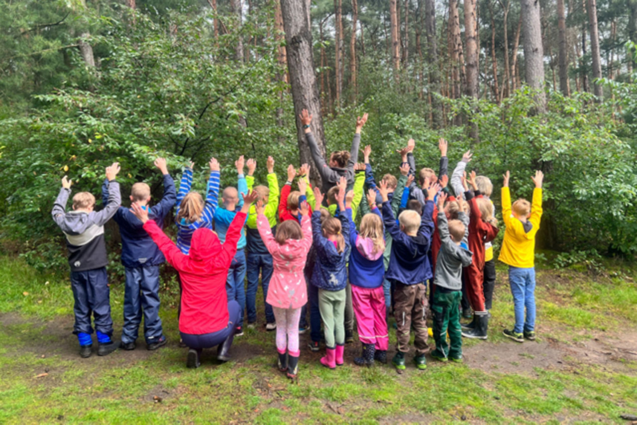 Große Gruppe von Kindern im Volksbank-Wald