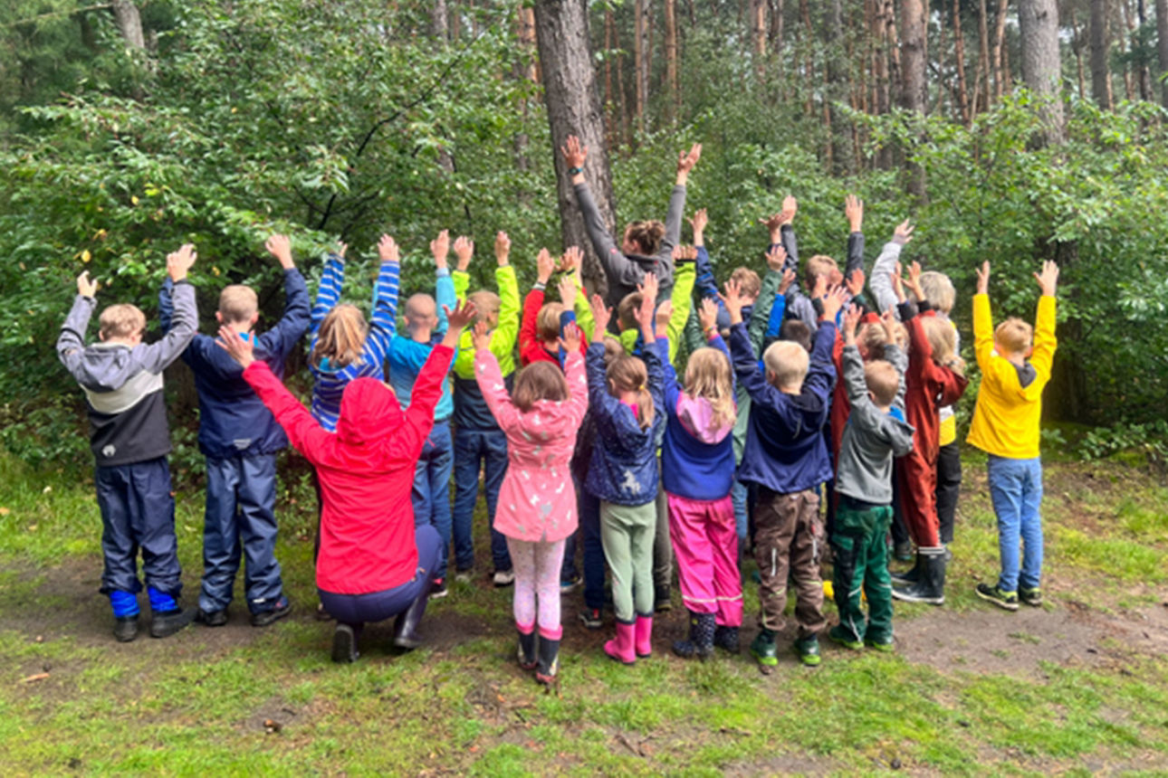 Große Gruppe von Kindern im Volksbank-Wald