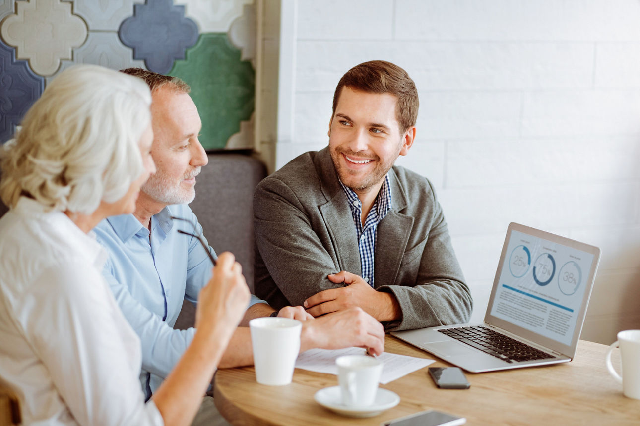 Ein Berater unterhält sich mit einem älteren Ehepaar