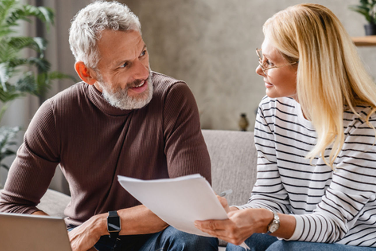 Mann und Frau am Überlegen