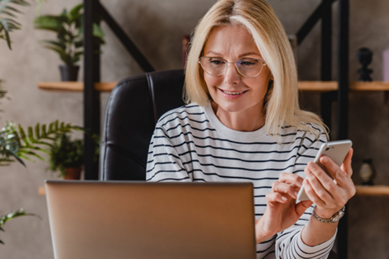 Eine Frau am Rechner