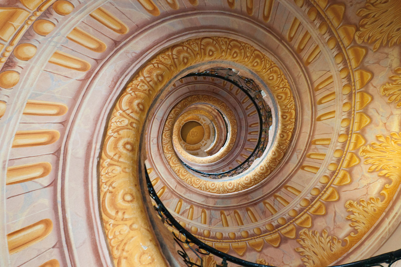 Vier Männer und drei Frauen stehen und sitzen lächelnd nebeneinander