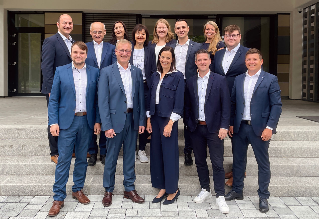 Unser Private Banking Team vor unserer Hauptstelle in Dinkelsbühl