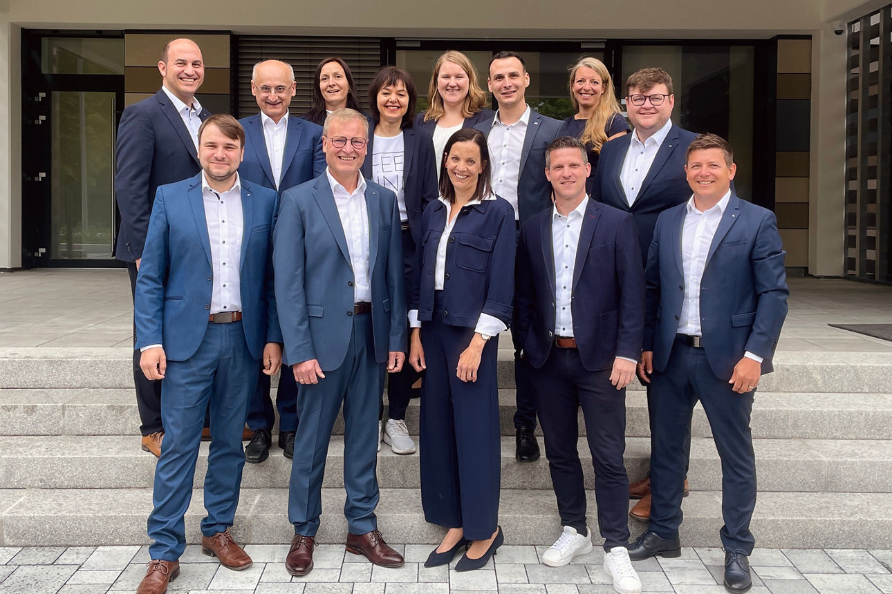 Unser Private Banking Team vor unserer Hauptstelle in Dinkelsbühl