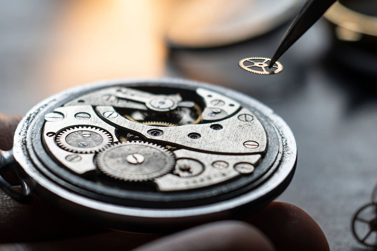 Reparaturprozess einer mechanischen Uhr beim Uhrmacher