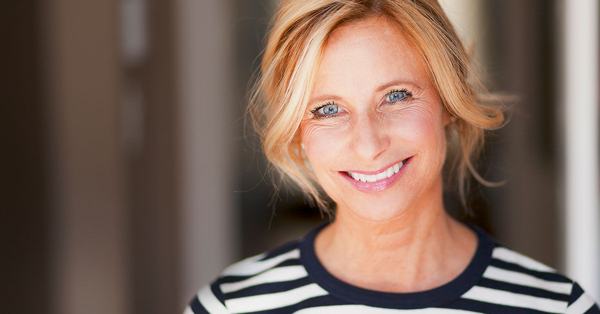 Blonde Frau lächelt