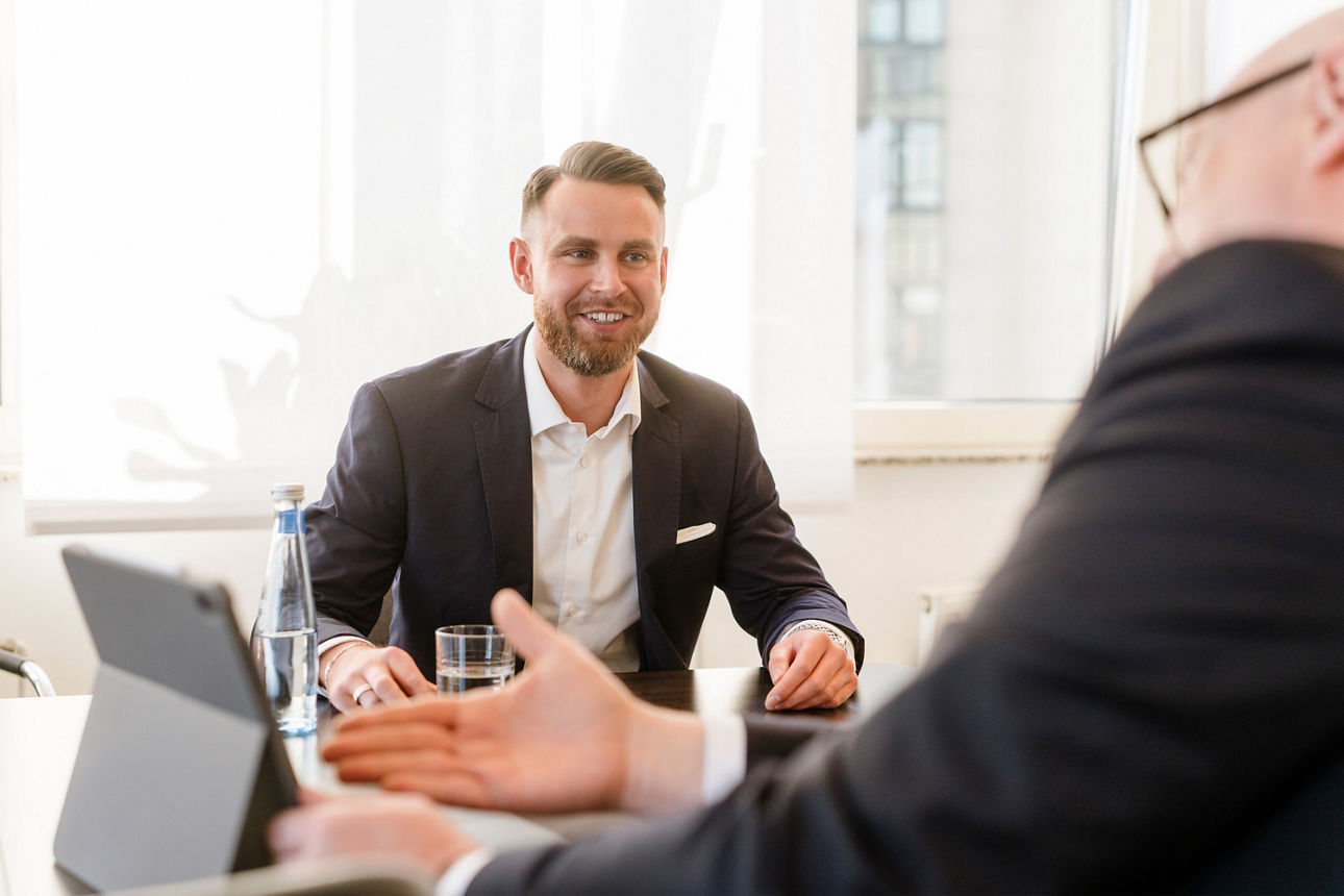 Zwei Männer in einem Beratungsgespräch