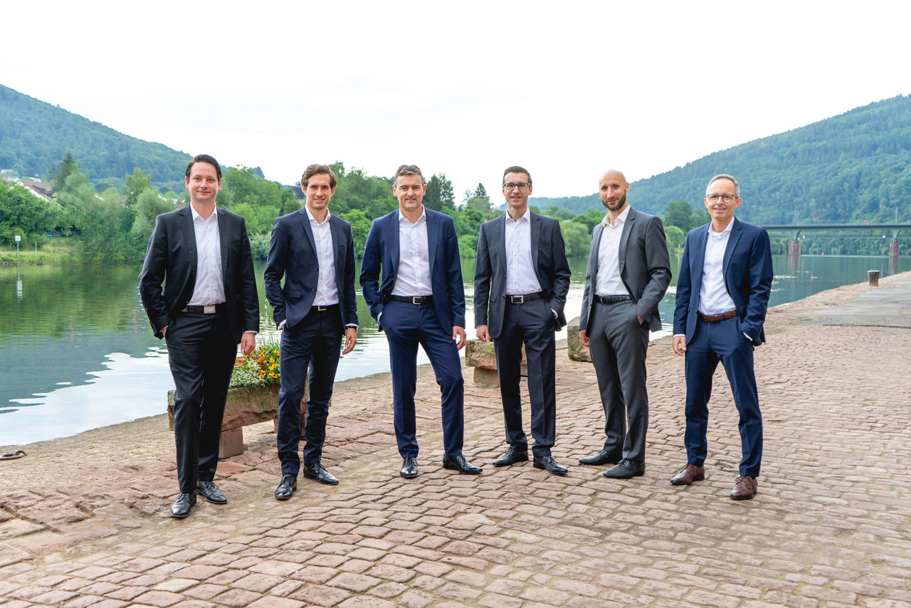 Unser Privatebanking-Team als Gruppe vor dem Neckar