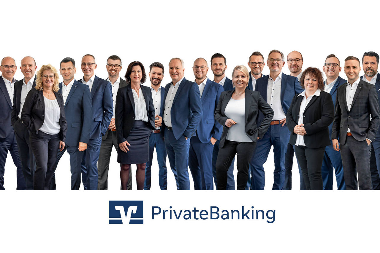 17 Personen des PrivateBanking-Teams stehen nebeneinander, freundlich lächelnd, in Businesskleidung vor weißem Hintergrund.