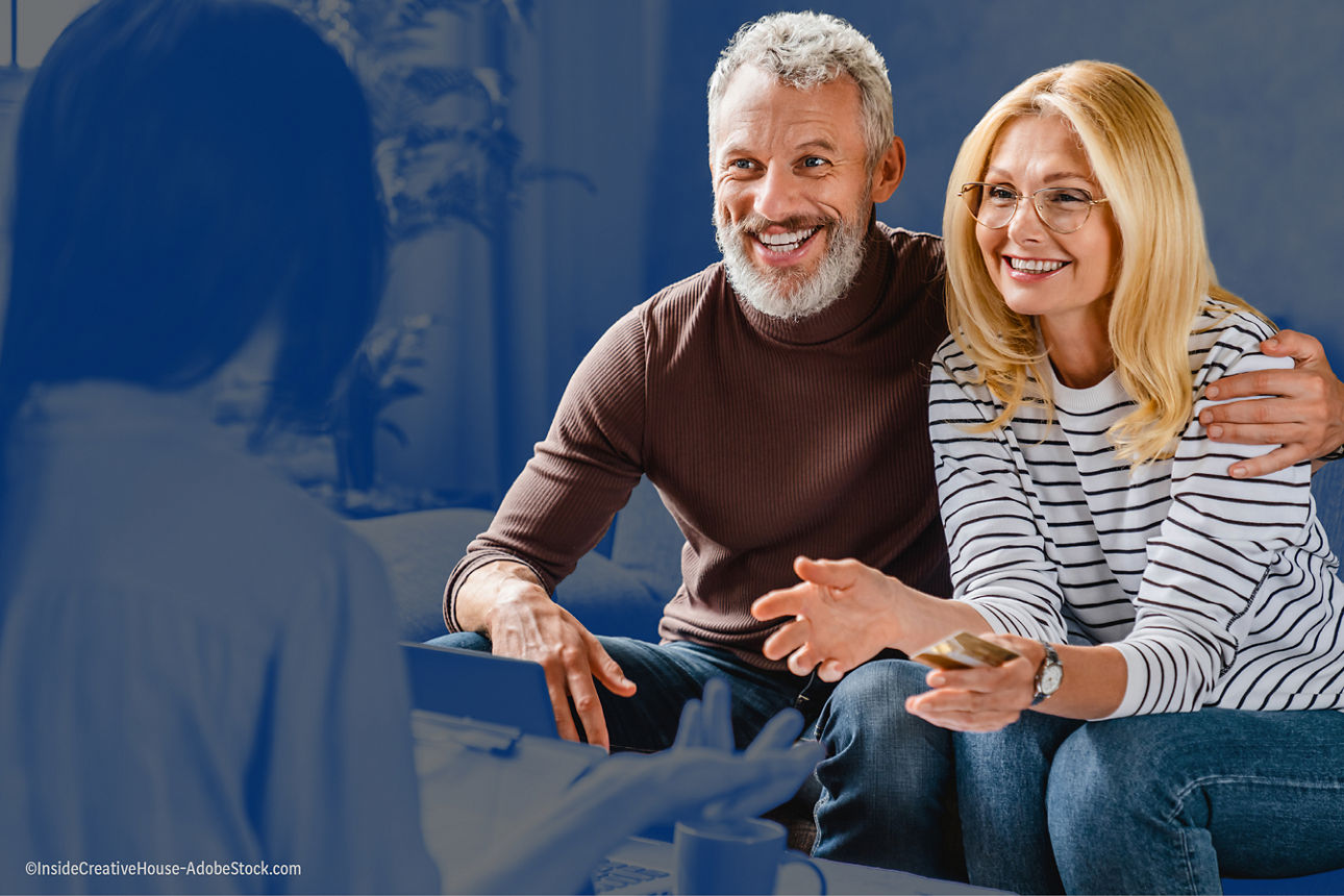 Ein Paar sitzt entspannt zu Hause auf dem Sofa