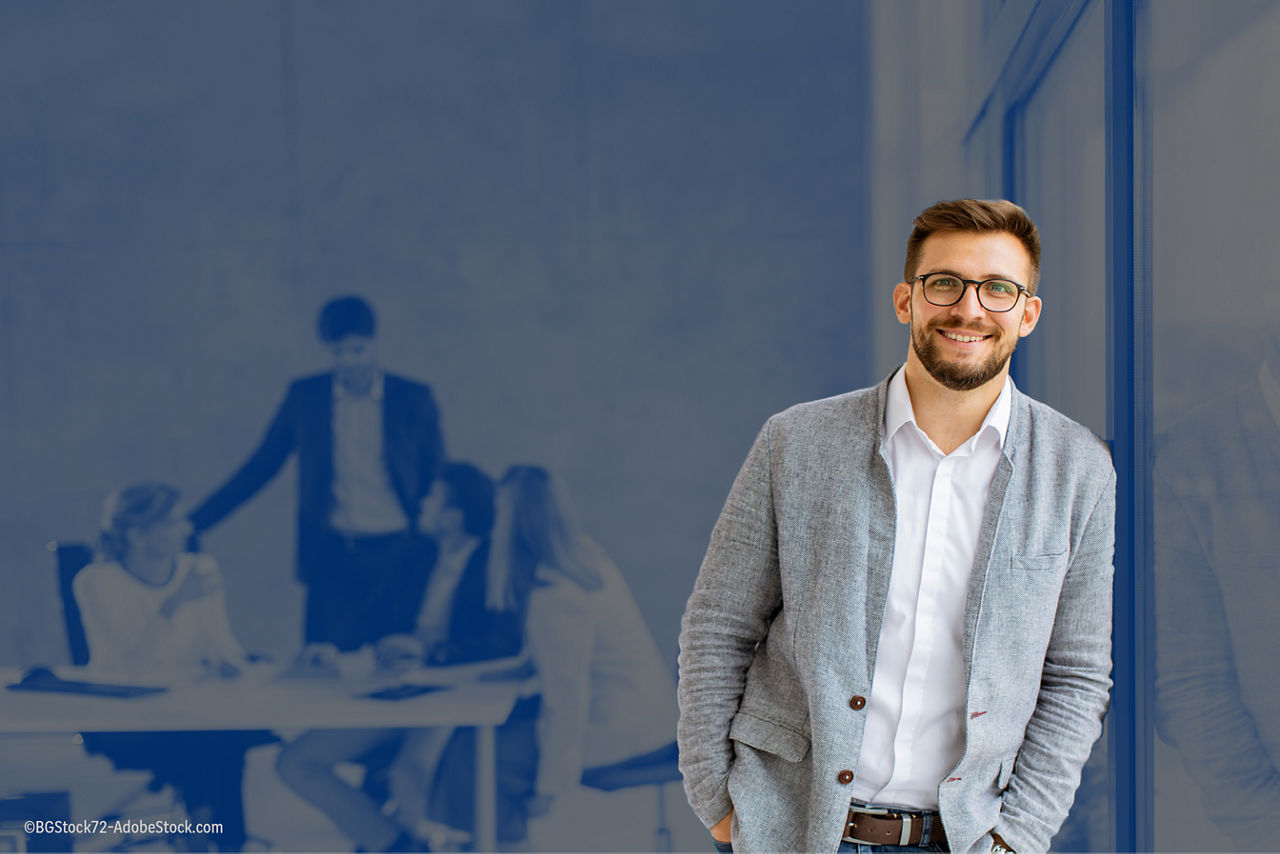 Junger Mann optimistisch in die Zukunft blickend