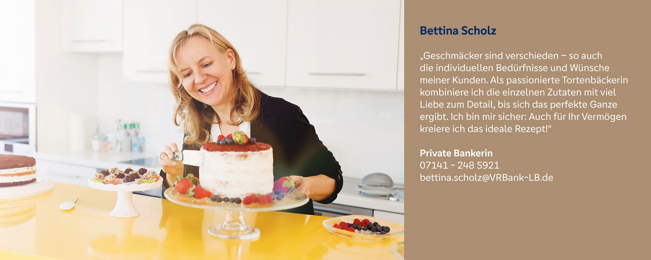 Bettina Scholz dekoriert Torte – mit Liebe zum Detail verbindet sie Backkunst und individuelle Finanzberatung.
