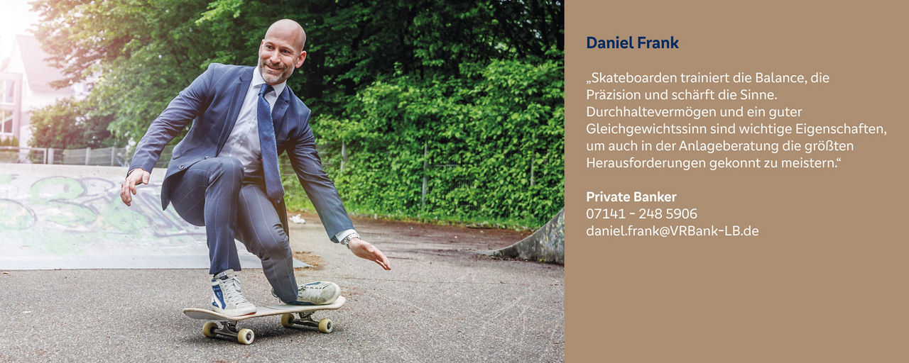 Daniel Frank im Anzug auf einem Skateboard – er verbindet Gleichgewicht und Ausdauer mit erfolgreicher Anlageberatung.
