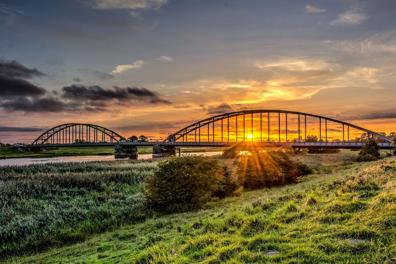 Eiderbrücke bei Sonnenuntergang