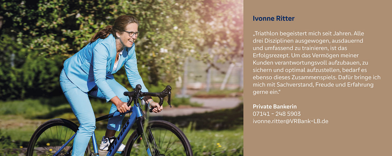 Ivonne Ritter fährt im Business-Outfit Rad – Symbol für Ausdauer, Balance und ganzheitliche Kundenberatung wie im Triathlon.