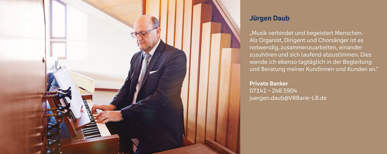 Jürgen Daub spielt Orgel – Symbol für Zusammenarbeit, Zuhören und individuelle Kundenberatung in der Vermögensplanung.